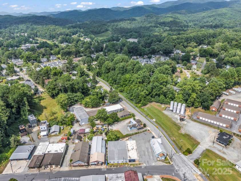 118 Railroad Avenue, Brevard, NC 28712.  MLS# CAR4279364, YatesRealty ID 25084. 