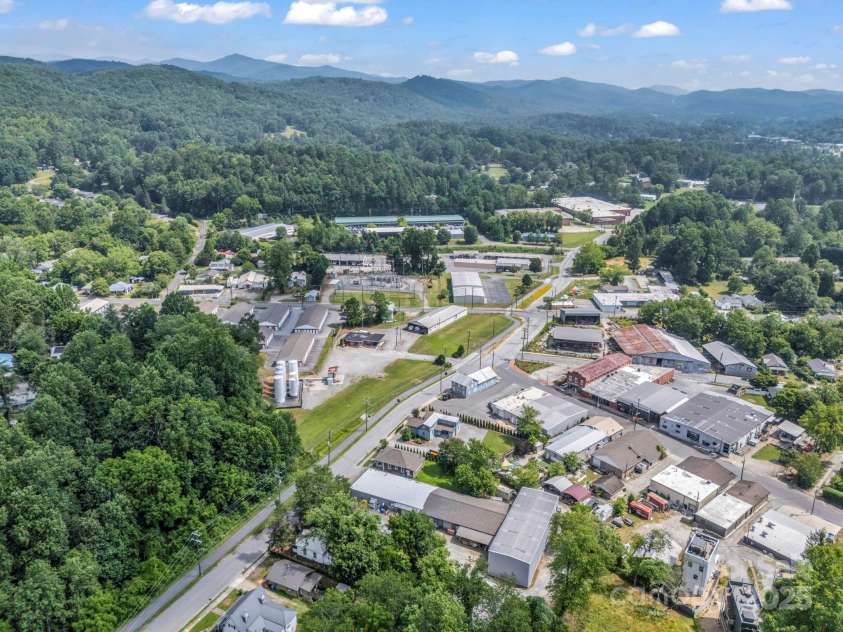 118 Railroad Avenue, Brevard, NC 28712.  MLS# CAR4279364, YatesRealty ID 25084. 