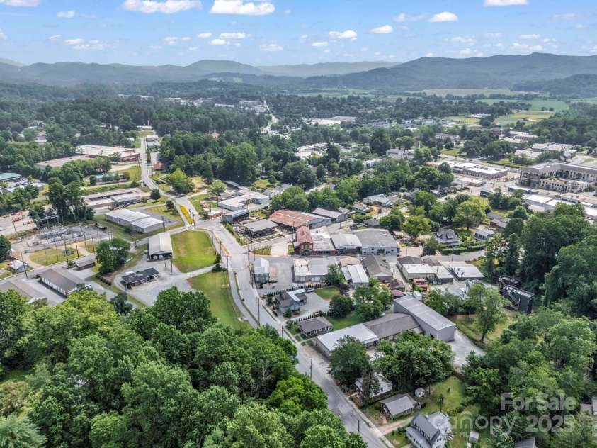 118 Railroad Avenue, Brevard, NC 28712.  MLS# CAR4279364, YatesRealty ID 25084. 