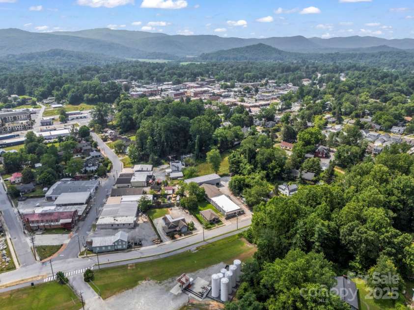 118 Railroad Avenue, Brevard, NC 28712.  MLS# CAR4279364, YatesRealty ID 25084. 