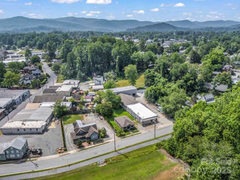 118 Railroad Avenue, Brevard, NC 28712.  MLS# CAR4279364, YatesRealty ID 25084. 