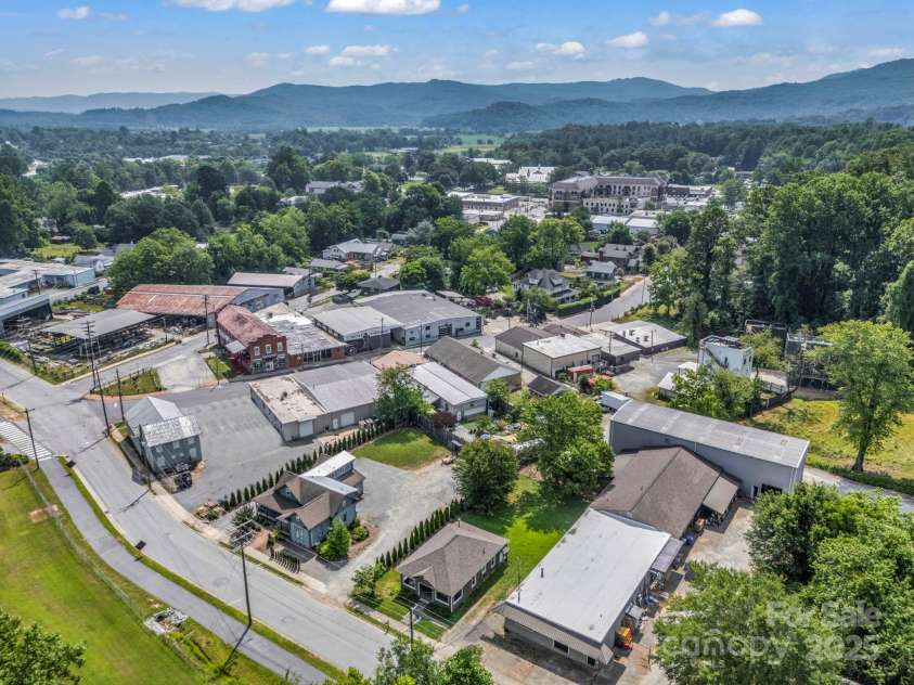 118 Railroad Avenue, Brevard, NC 28712.  MLS# CAR4279364, YatesRealty ID 25084. 