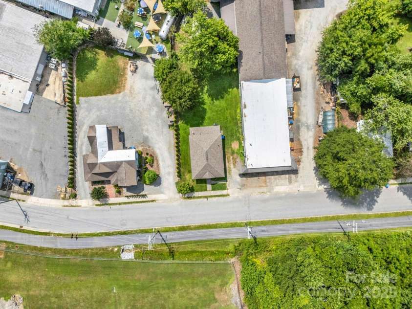 118 Railroad Avenue, Brevard, NC 28712.  MLS# CAR4279364, YatesRealty ID 25084. 