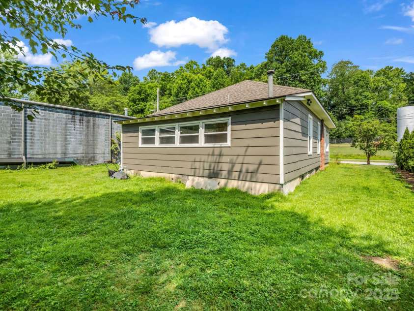 118 Railroad Avenue, Brevard, NC 28712.  MLS# CAR4279364, YatesRealty ID 25084. 