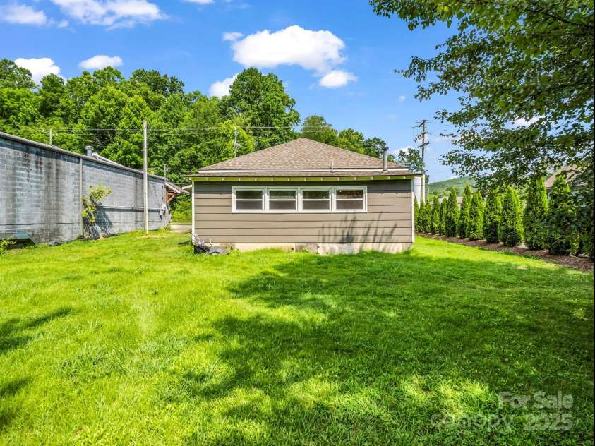 118 Railroad Avenue, Brevard, NC 28712.  MLS# CAR4279364, YatesRealty ID 25084. 