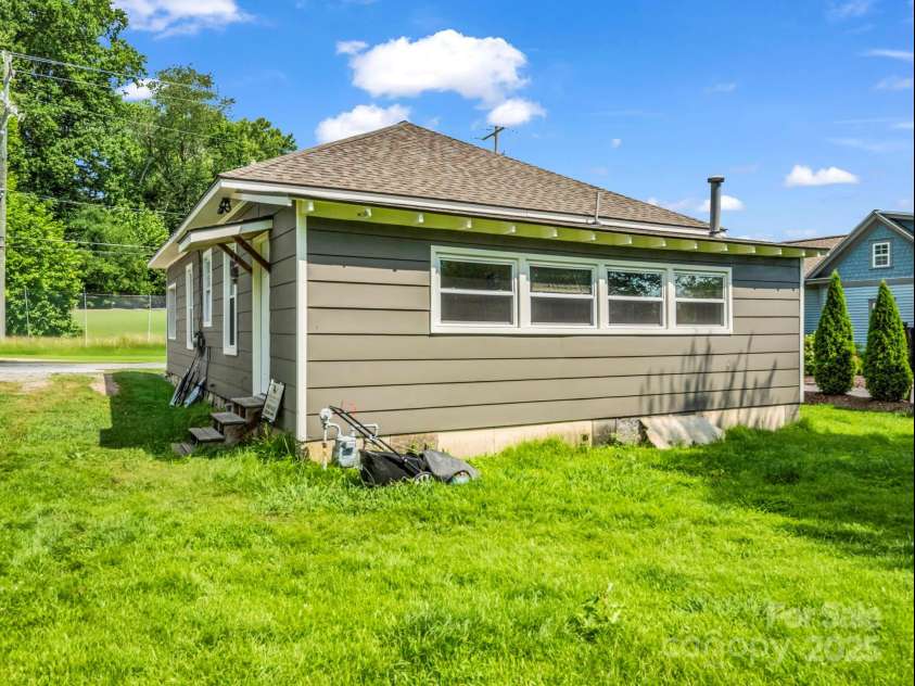 118 Railroad Avenue, Brevard, NC 28712.  MLS# CAR4279364, YatesRealty ID 25084. 