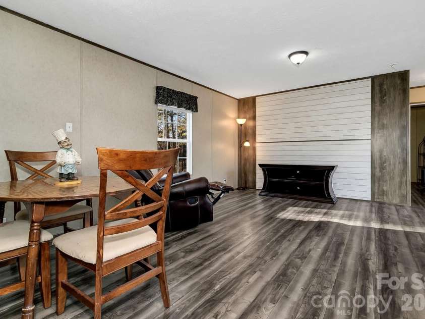 44 Tuttle Road, Hendersonville, NC 28792.  MLS# CAR4359823, YatesRealty ID 25084. Dining Nook