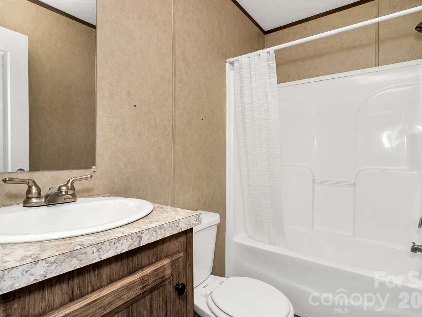 44 Tuttle Road, Hendersonville, NC 28792.  MLS# CAR4359823, YatesRealty ID 25084. Full Bathroom