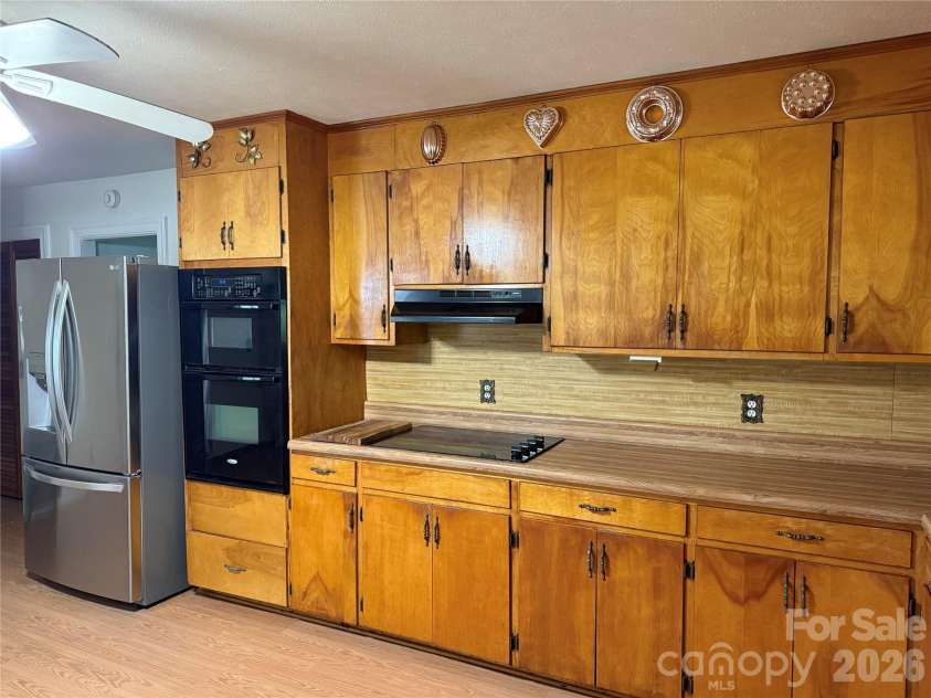 44 Tuttle Road, Hendersonville, NC 28792.  MLS# CAR4359823, YatesRealty ID 25084. Kitchen has newer appliances.