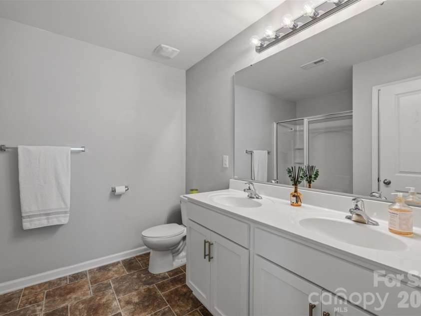 2812 Westbury Court, Dallas, NC 28034.  MLS# CAR4381742, YatesRealty ID 25086. Primary Bath