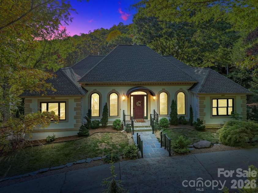 31 Ridge Drive, Hendersonville, NC 28739.  MLS# CAR4315117, YatesRealty ID 25087. 
