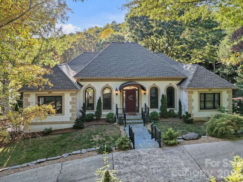31 Ridge Drive, Hendersonville, NC 28739.  MLS# CAR4315117, YatesRealty ID 25087. 