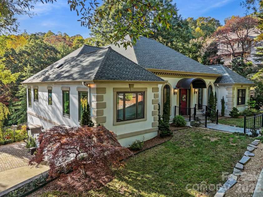 31 Ridge Drive, Hendersonville, NC 28739.  MLS# CAR4315117, YatesRealty ID 25087. 