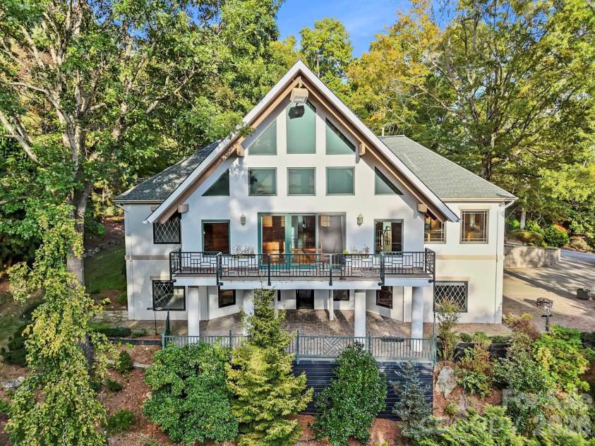 31 Ridge Drive, Hendersonville, NC 28739.  MLS# CAR4315117, YatesRealty ID 25087. 