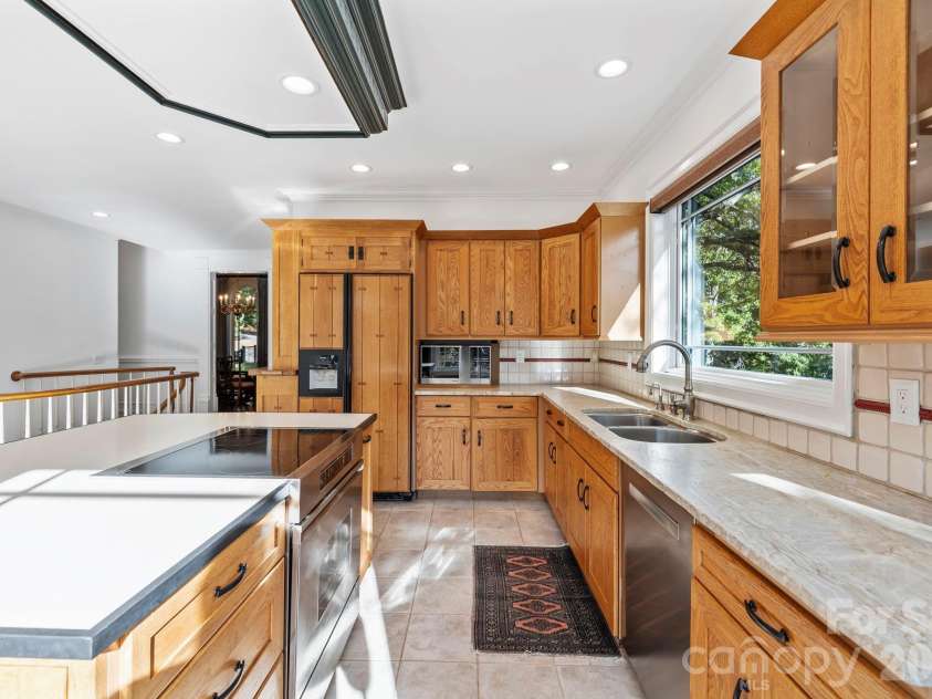 31 Ridge Drive, Hendersonville, NC 28739.  MLS# CAR4315117, YatesRealty ID 25087. 