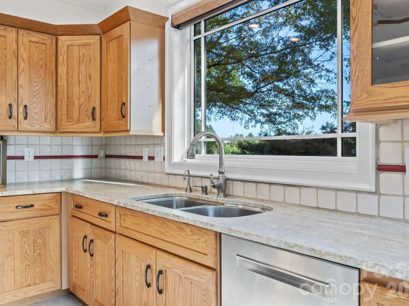 31 Ridge Drive, Hendersonville, NC 28739.  MLS# CAR4315117, YatesRealty ID 25087. 