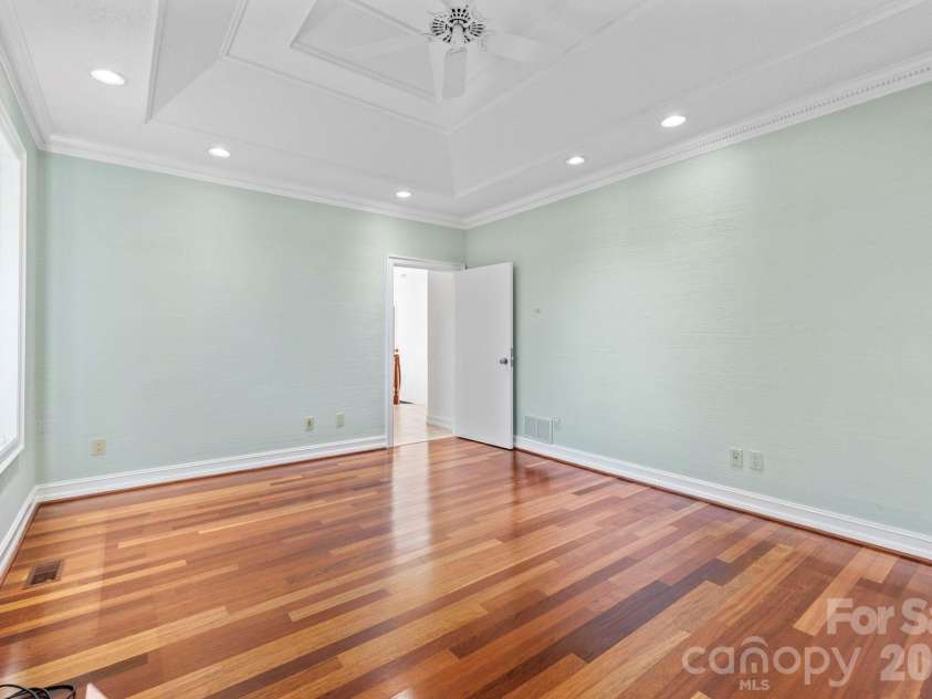 31 Ridge Drive, Hendersonville, NC 28739.  MLS# CAR4315117, YatesRealty ID 25087. 