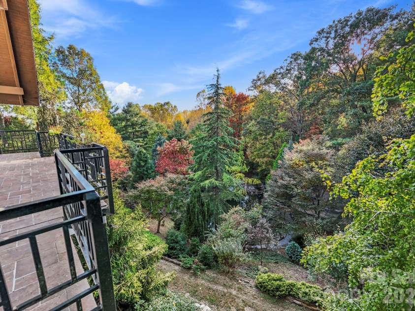 31 Ridge Drive, Hendersonville, NC 28739.  MLS# CAR4315117, YatesRealty ID 25087. 