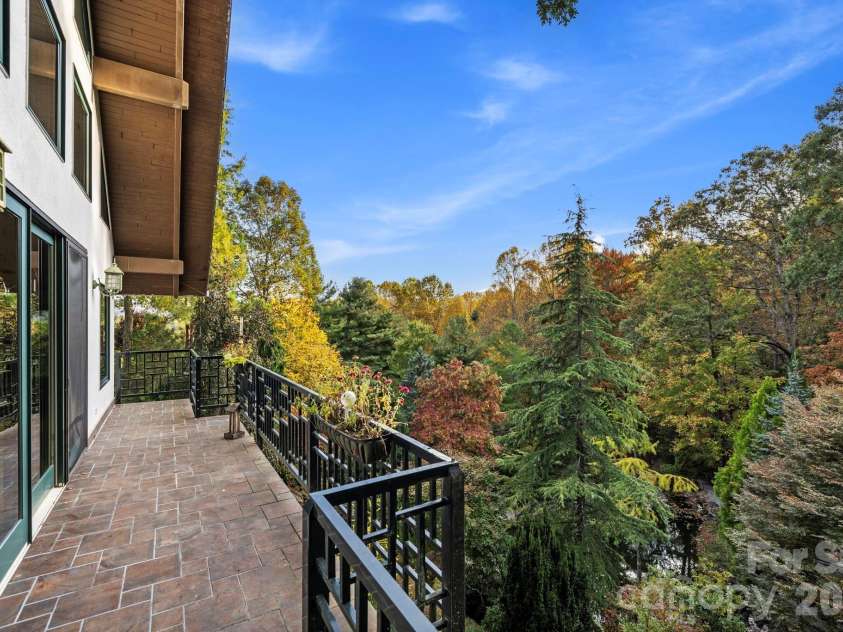 31 Ridge Drive, Hendersonville, NC 28739.  MLS# CAR4315117, YatesRealty ID 25087. 