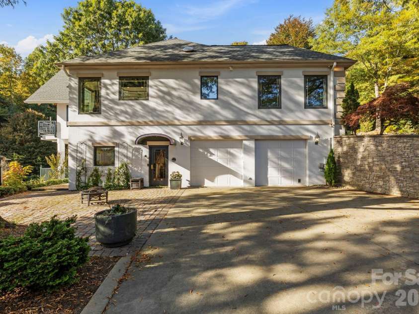 31 Ridge Drive, Hendersonville, NC 28739.  MLS# CAR4315117, YatesRealty ID 25087. 