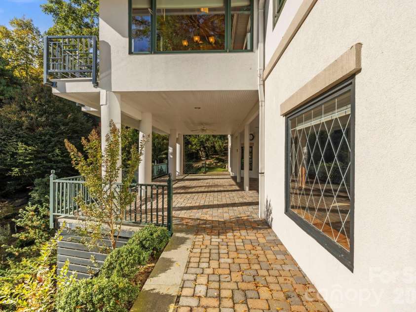 31 Ridge Drive, Hendersonville, NC 28739.  MLS# CAR4315117, YatesRealty ID 25087. 