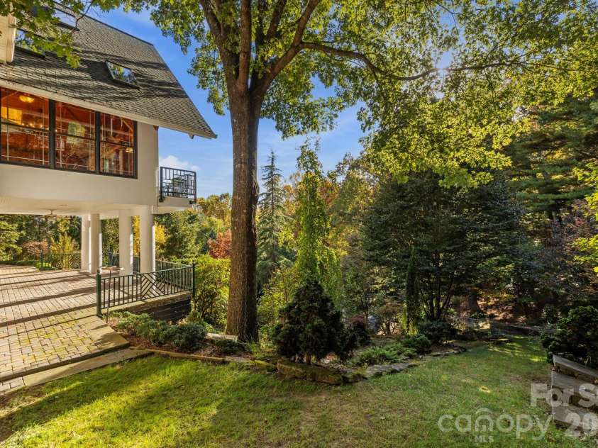31 Ridge Drive, Hendersonville, NC 28739.  MLS# CAR4315117, YatesRealty ID 25087. 
