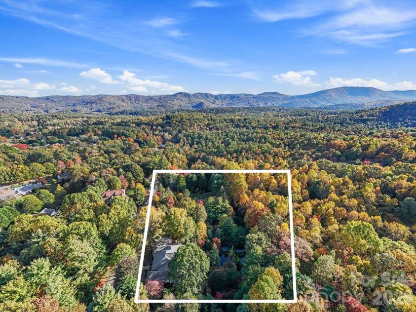 31 Ridge Drive, Hendersonville, NC 28739.  MLS# CAR4315117, YatesRealty ID 25087. 