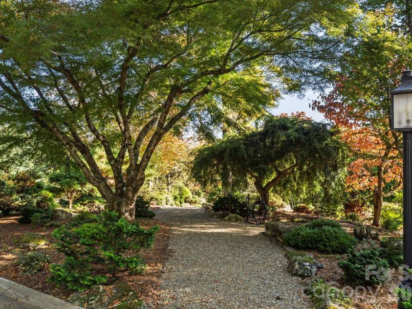 31 Ridge Drive, Hendersonville, NC 28739.  MLS# CAR4315117, YatesRealty ID 25087. 
