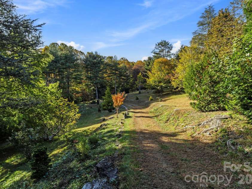 31 Ridge Drive, Hendersonville, NC 28739.  MLS# CAR4315117, YatesRealty ID 25087. 