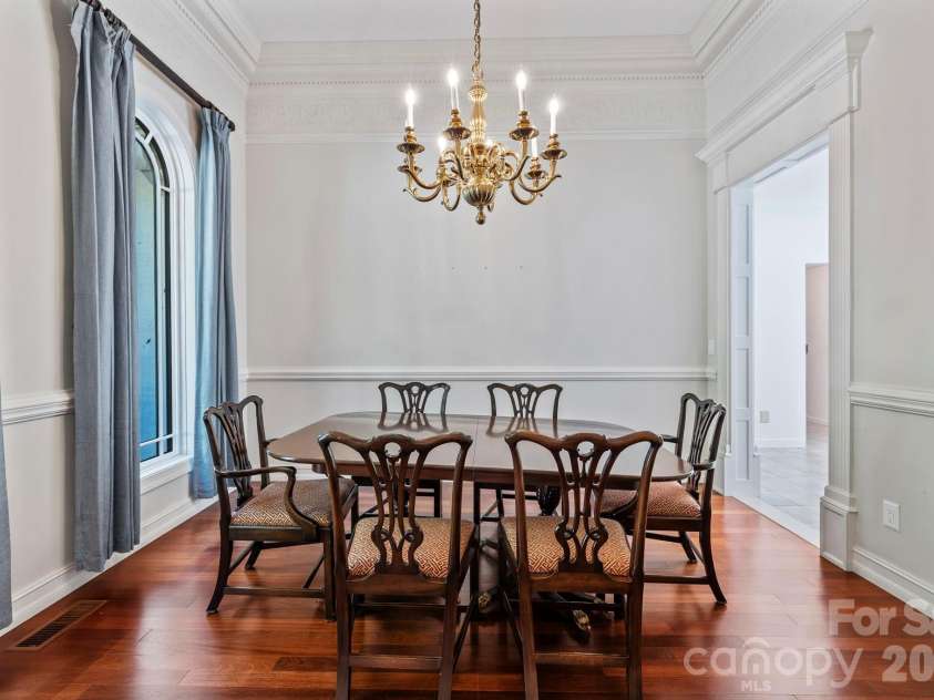31 Ridge Drive, Hendersonville, NC 28739.  MLS# CAR4315117, YatesRealty ID 25087. Dinning
