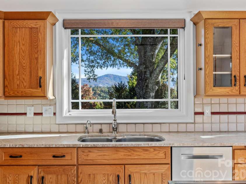 31 Ridge Drive, Hendersonville, NC 28739.  MLS# CAR4315117, YatesRealty ID 25087. Kitchen View