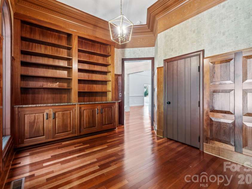31 Ridge Drive, Hendersonville, NC 28739.  MLS# CAR4315117, YatesRealty ID 25087. Office