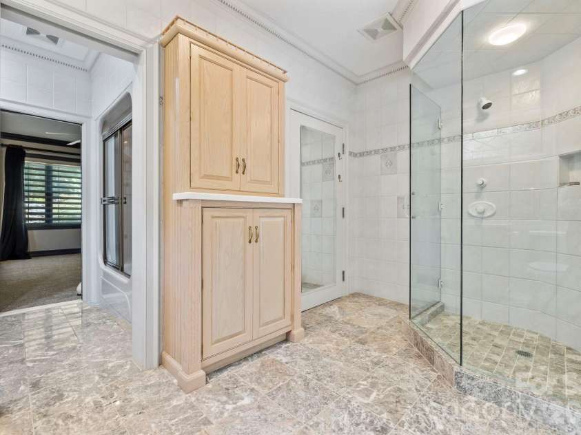 31 Ridge Drive, Hendersonville, NC 28739.  MLS# CAR4315117, YatesRealty ID 25087. Primary Bathroom