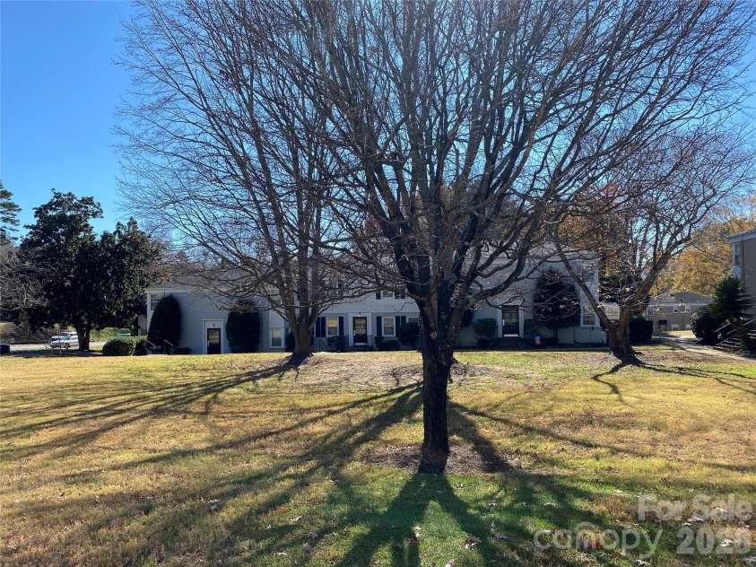 524 Wakefield Drive, Charlotte, NC 28209.  MLS# CAR4329255, YatesRealty ID 25088. 