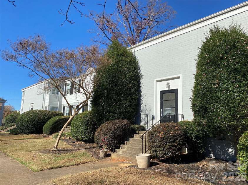 524 Wakefield Drive, Charlotte, NC 28209.  MLS# CAR4329255, YatesRealty ID 25088. Entrance