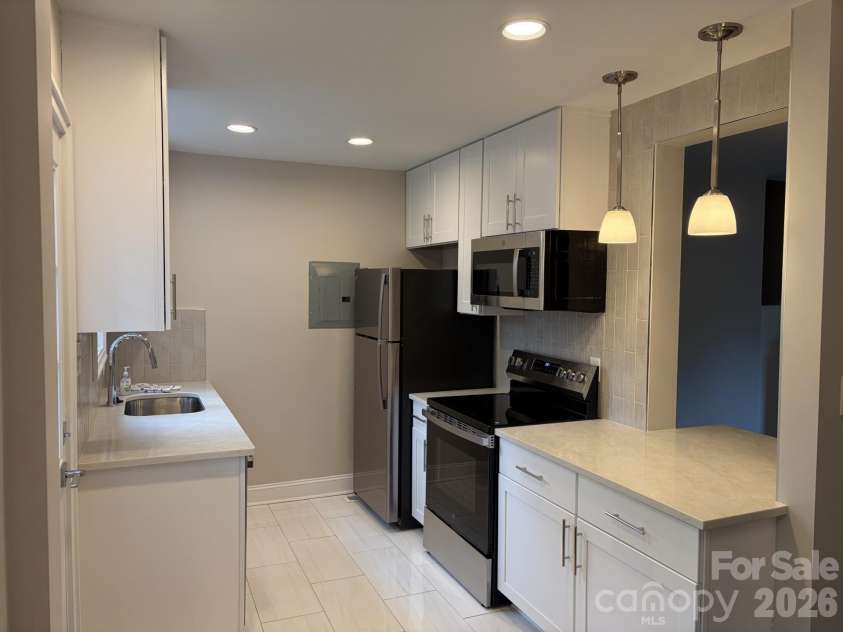 524 Wakefield Drive, Charlotte, NC 28209.  MLS# CAR4329255, YatesRealty ID 25088. Kitchen updated with new appliances, counters,cabinets and floorinig.