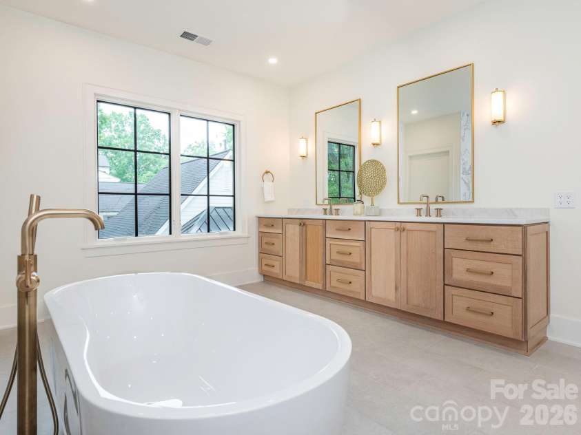 2510 Chesterfield Avenue, Charlotte, NC 28205.  MLS# CAR4370209, YatesRealty ID 25089. Primary bath