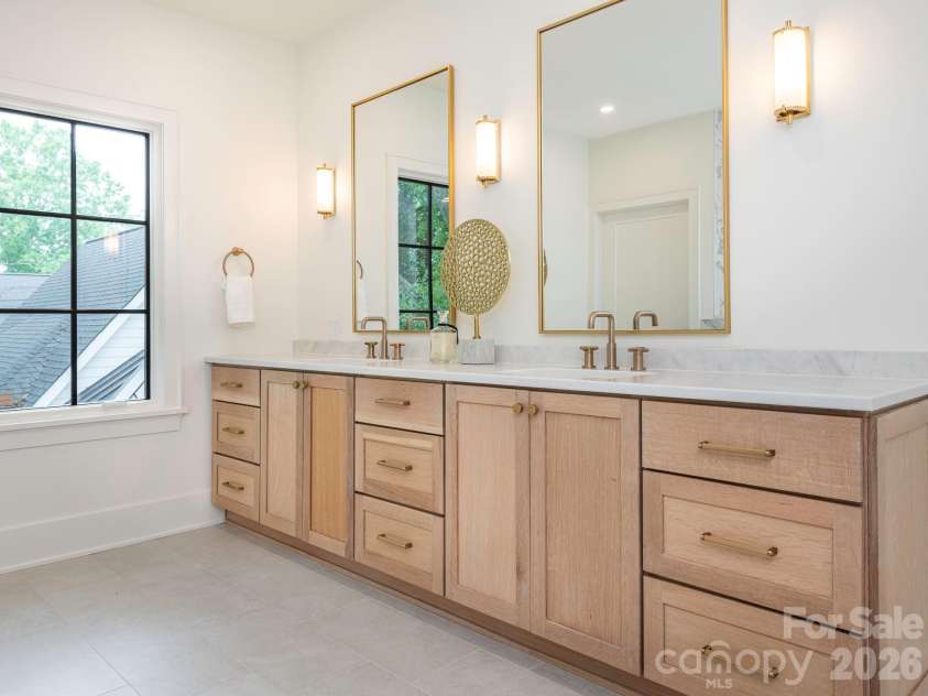 2510 Chesterfield Avenue, Charlotte, NC 28205.  MLS# CAR4370209, YatesRealty ID 25089. Primary bath