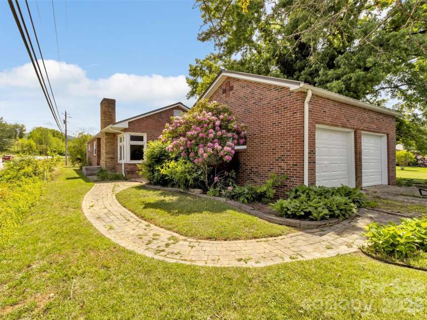 17 Hickory View Lane, Canton, NC 28716.  MLS# CAR4380208, YatesRealty ID 25090. 