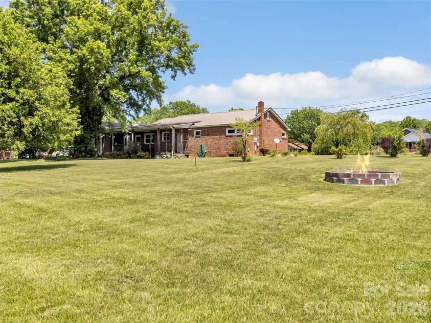 17 Hickory View Lane, Canton, NC 28716.  MLS# CAR4380208, YatesRealty ID 25090. 