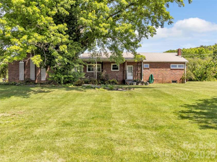 17 Hickory View Lane, Canton, NC 28716.  MLS# CAR4380208, YatesRealty ID 25090. 
