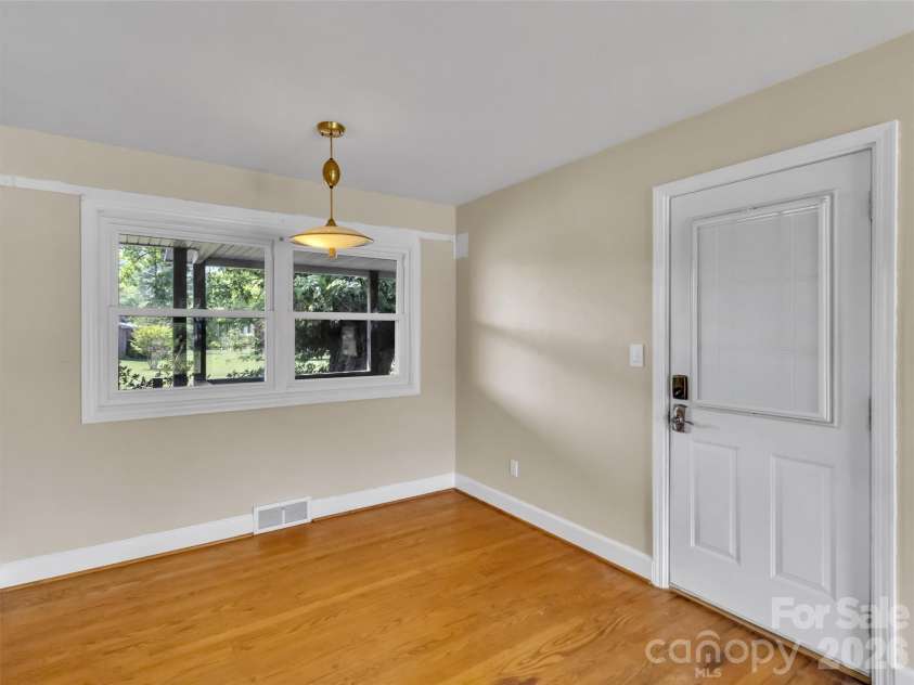 17 Hickory View Lane, Canton, NC 28716.  MLS# CAR4380208, YatesRealty ID 25090. Dining area