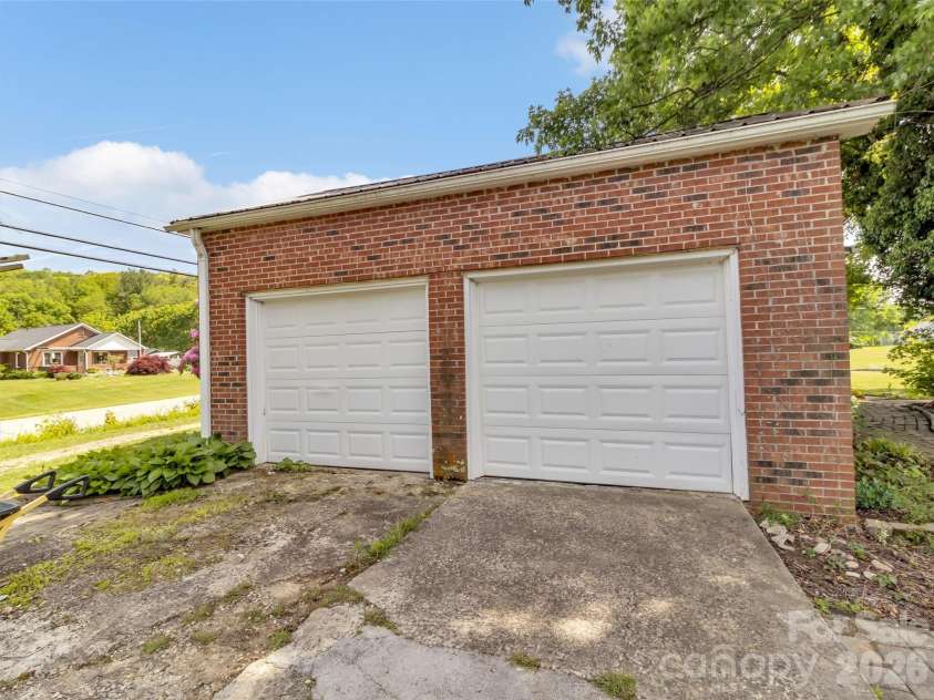 17 Hickory View Lane, Canton, NC 28716.  MLS# CAR4380208, YatesRealty ID 25090. Double car gargage