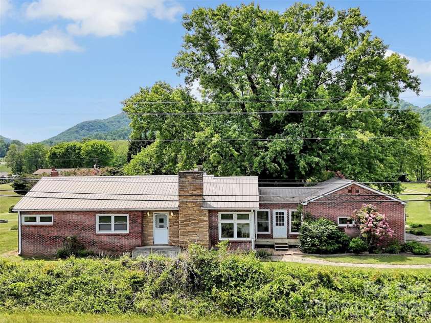17 Hickory View Lane, Canton, NC 28716.  MLS# CAR4380208, YatesRealty ID 25090. Front of house