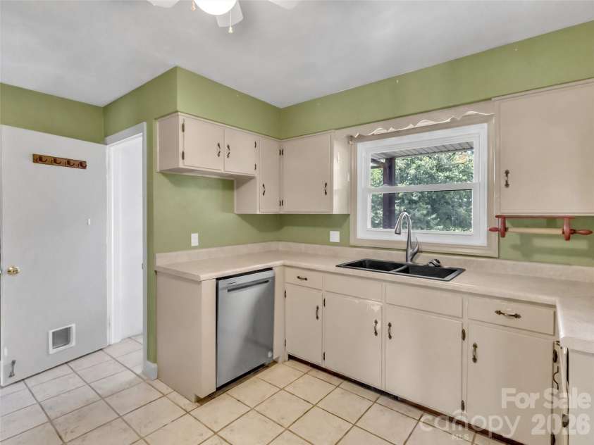 17 Hickory View Lane, Canton, NC 28716.  MLS# CAR4380208, YatesRealty ID 25090. Kitchen