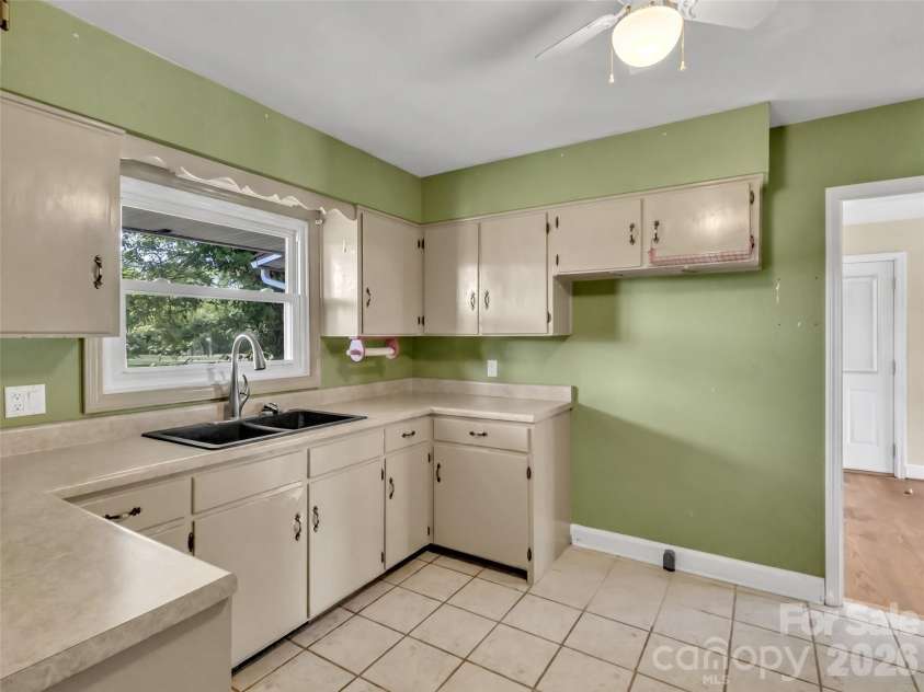 17 Hickory View Lane, Canton, NC 28716.  MLS# CAR4380208, YatesRealty ID 25090. Kitchen
