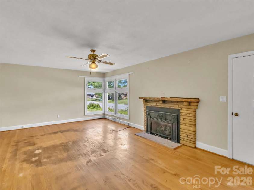 17 Hickory View Lane, Canton, NC 28716.  MLS# CAR4380208, YatesRealty ID 25090. Living room