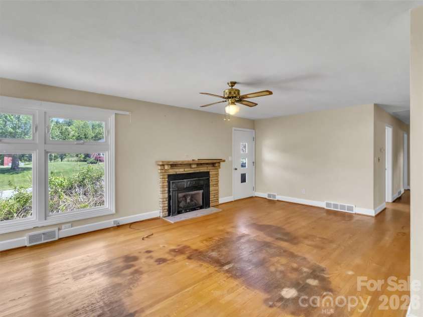 17 Hickory View Lane, Canton, NC 28716.  MLS# CAR4380208, YatesRealty ID 25090. Living room