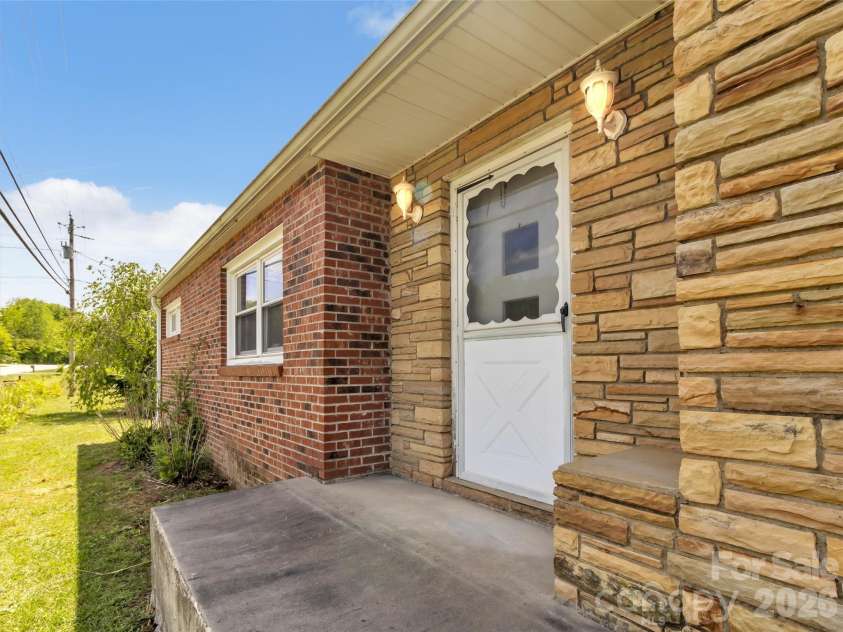 17 Hickory View Lane, Canton, NC 28716.  MLS# CAR4380208, YatesRealty ID 25090. Main front door