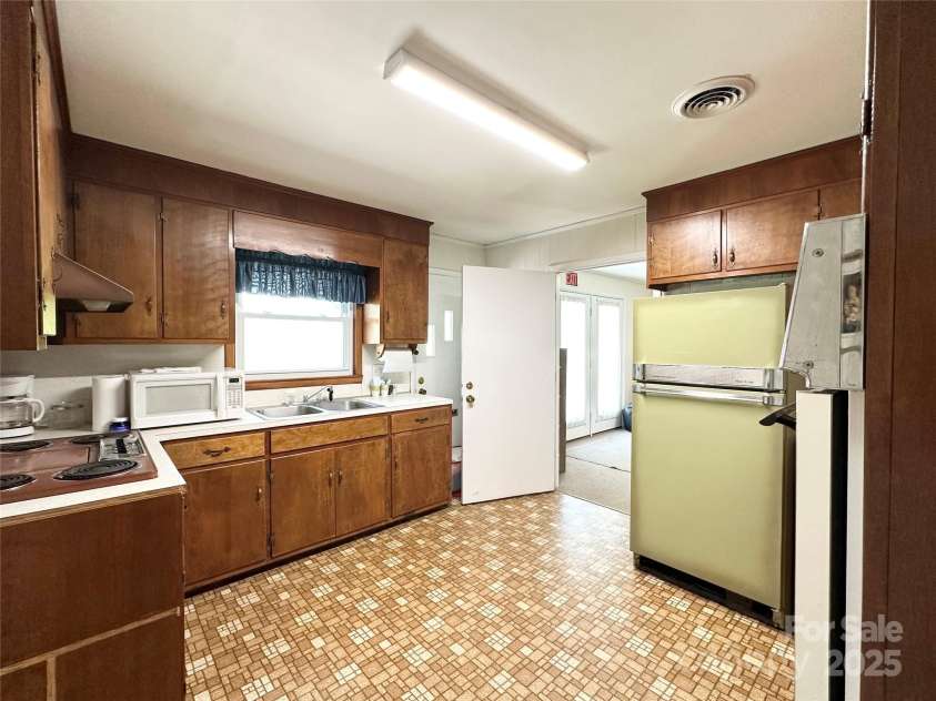 1586 Echo Drive, Lenoir, NC 28645.  MLS# CAR4279246, YatesRealty ID 25091. 